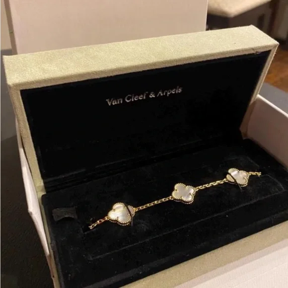 VC&A Alhambra Bracelet – White Onyx {Full Set} - Picture 4 of 5